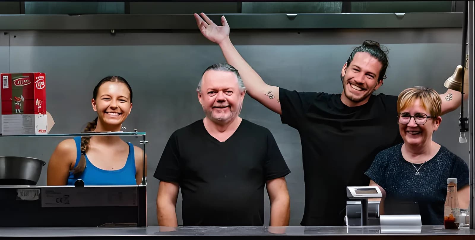 Une équipe de gérants FnB souriante en cuisine