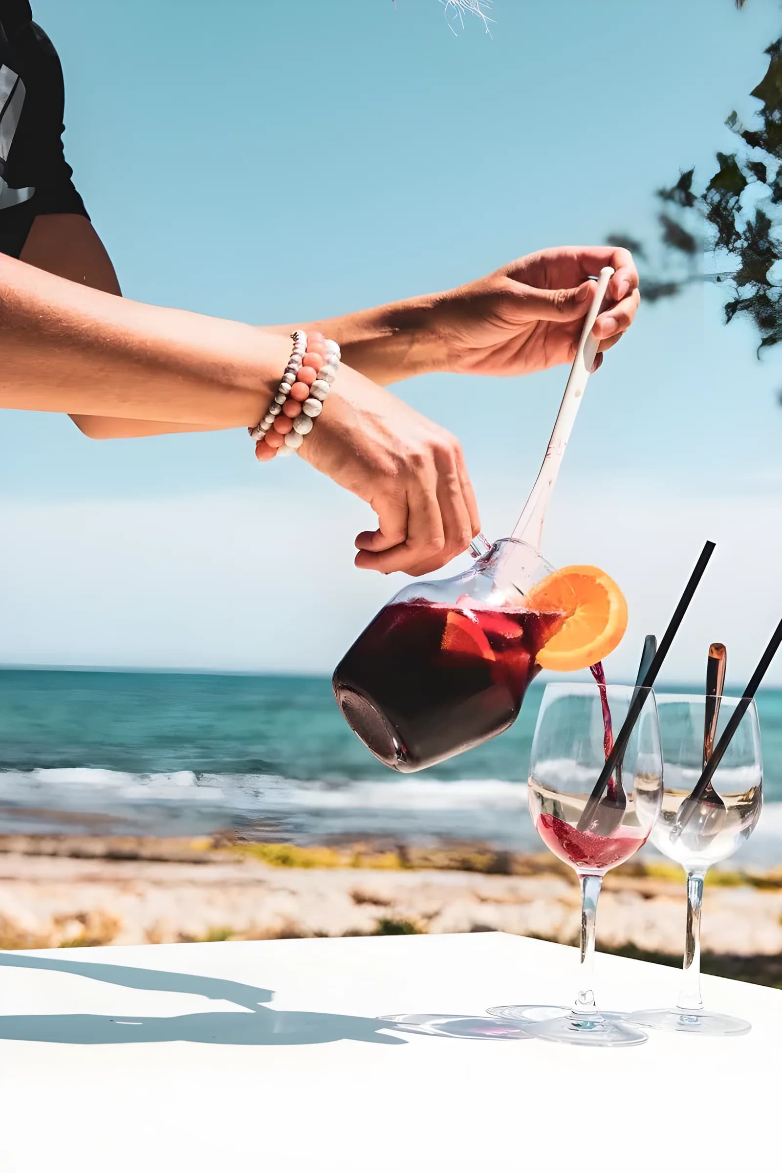 Service d'une sangria en carafe face à la mer