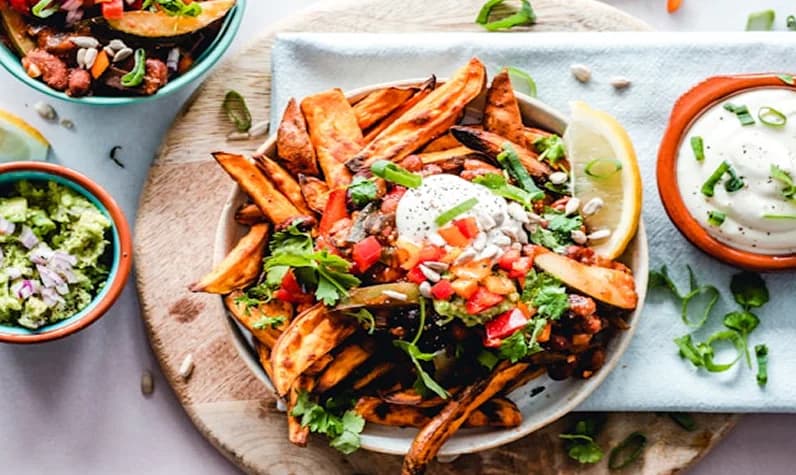 Assiette de frites de patate douce et ses sauces à partager