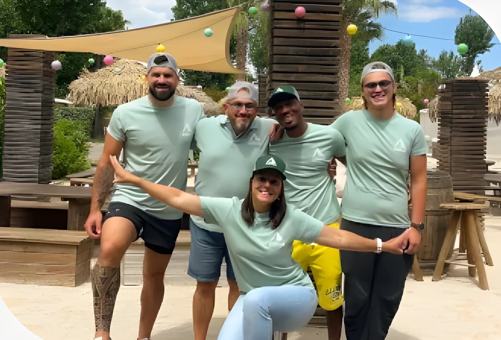 L’équipe de Benjamin devant son restaurant de plage