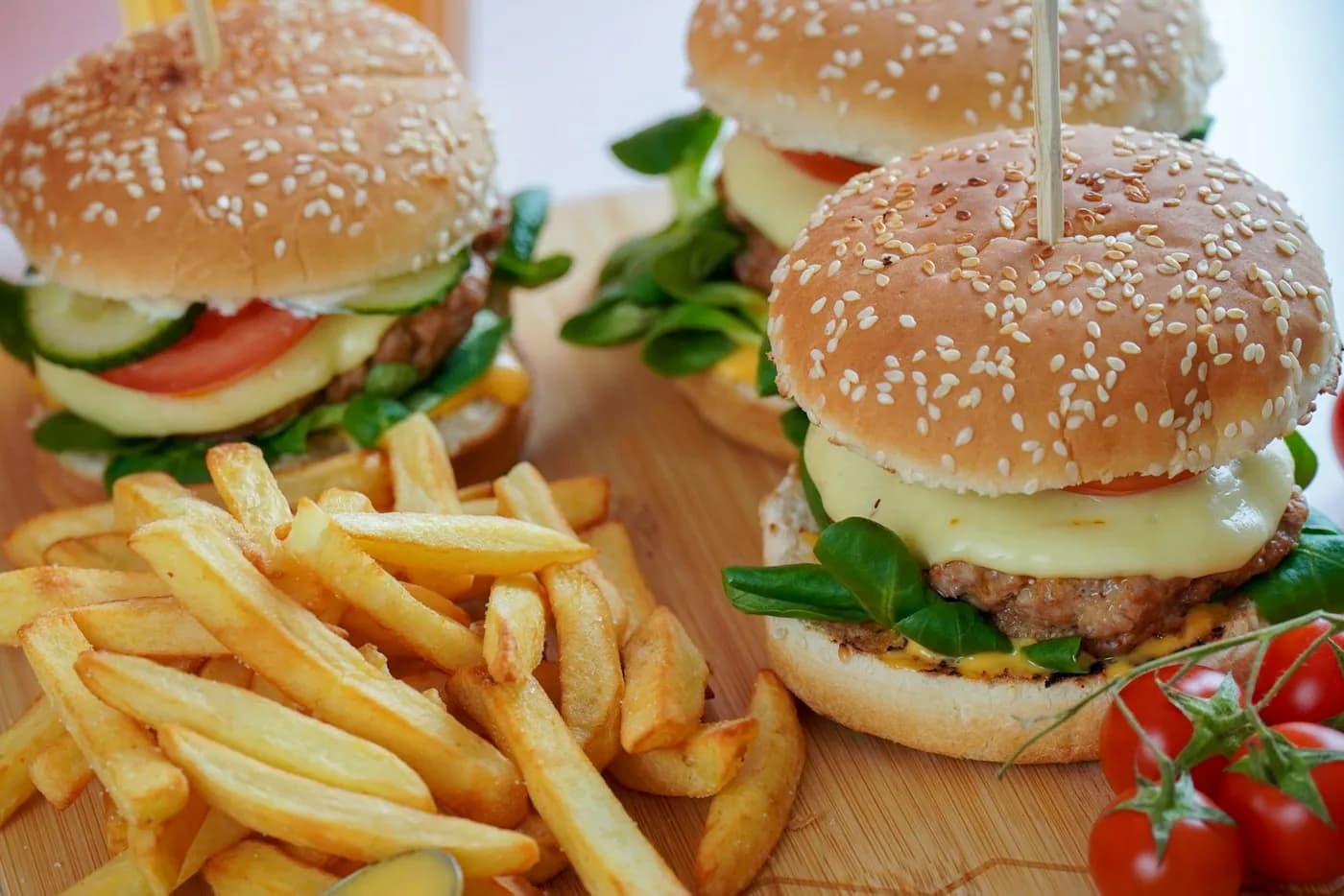 Burgers maison et frites servis sur une planche